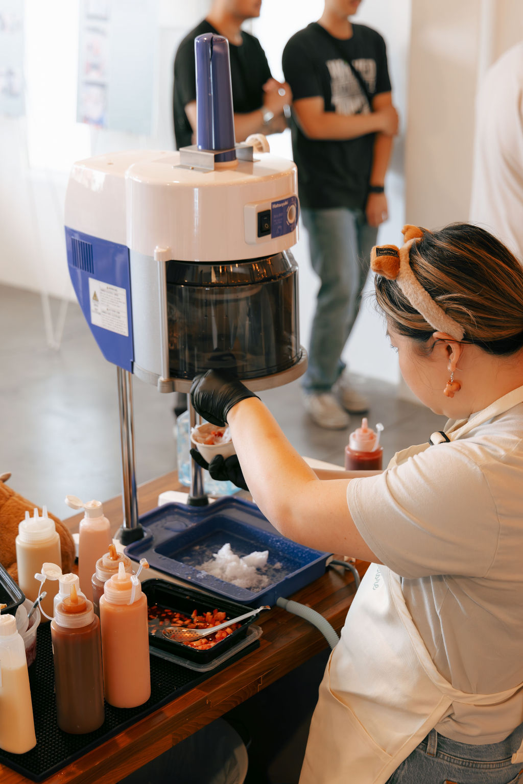 Shaving ice on the Hatsuyuki machine